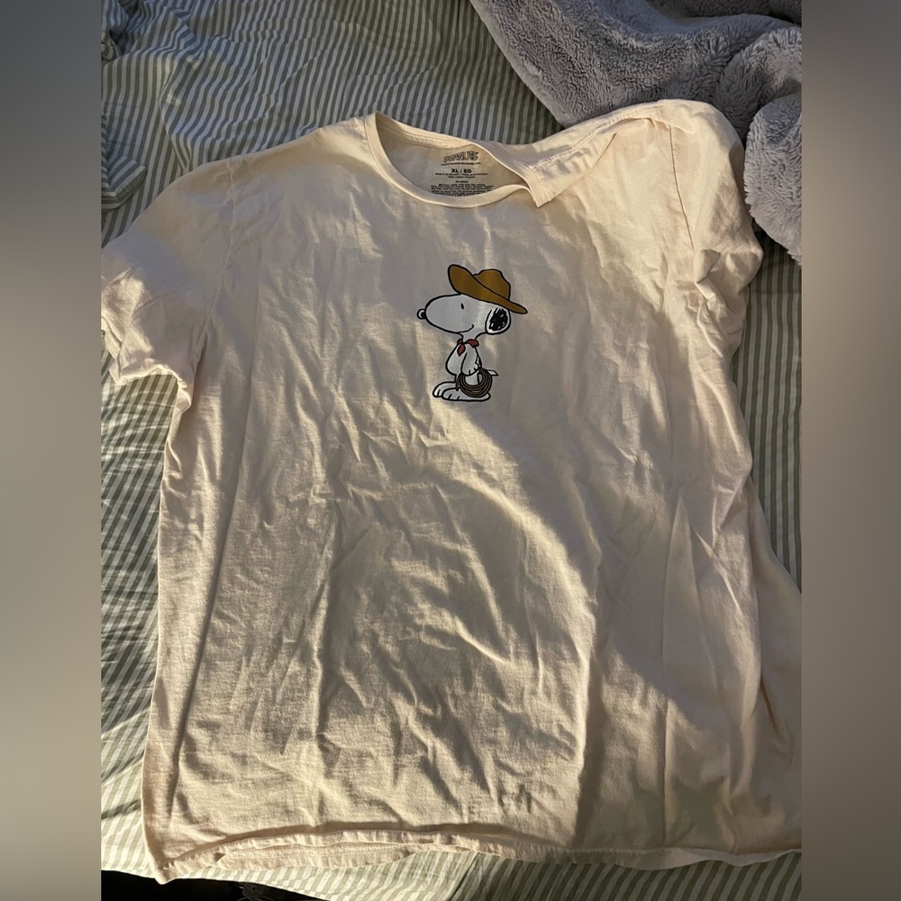 Super cute snoopy T shirt!